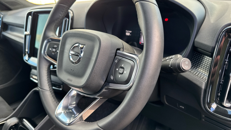 Volvo XC40 2.0 B4P Plus Dark 5dr Auto Petrol Estate